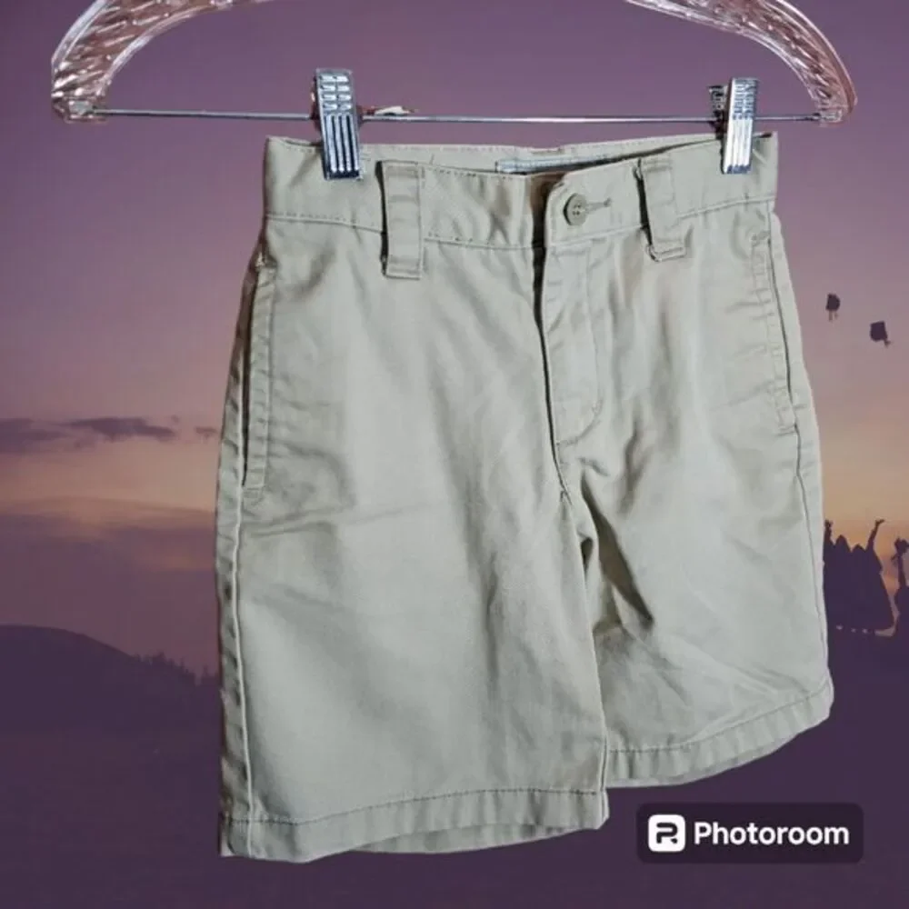 Old Navy Plain Front Khaki Shorts‎ Size 5